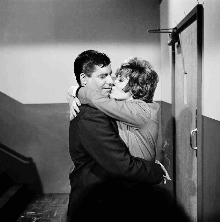 Jerry Lewis umarmt und küsst Jill St. John in dem Film „Wer kümmert sich um den Laden“ von 1963