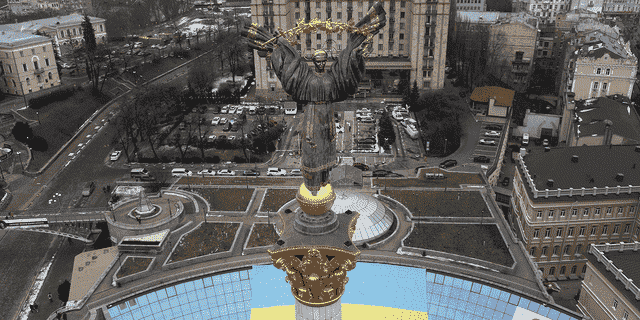 Das Unabhängigkeitsdenkmal ist über dem Maidan-Platz in Kiew vor einer ukrainischen Nationalflagge zu sehen, die am Mittwoch anlässlich des Tages der Einheit in Kiew, Ukraine, gezeigt wurde.
