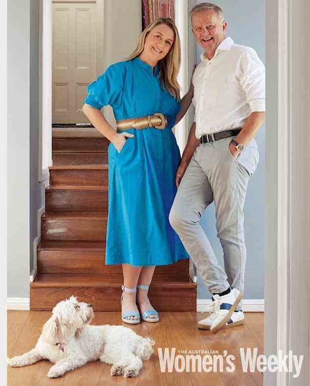 Anthony Albanese ist mit seiner Freundin Jodie Haydon und seinem Hund Toto zu Hause in Sydney abgebildet