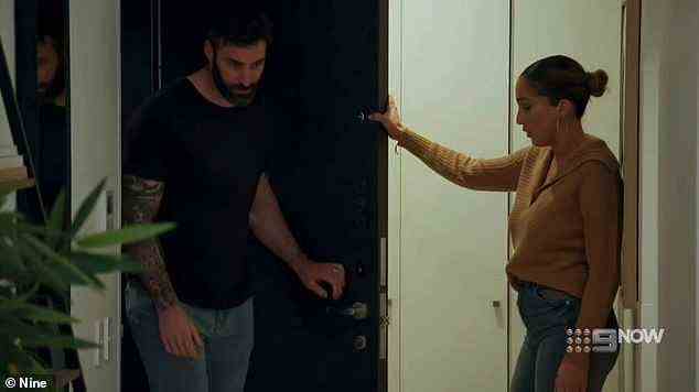 Und noch einmal: Die Szene schneidet dann zu Selin (rechts), die vor Anthonys Tür wartet, als er in Blue Jeans aus seinem Zimmer kommt