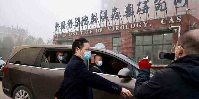 Peter Daszak und Thea Fischer, Mitglieder des Teams der Weltgesundheitsorganisation, die mit der Untersuchung der Ursprünge von COVID-19 beauftragt sind, sitzen in einem Auto, das am Wuhan Institute of Virology in Wuhan, Provinz Hubei, China, am 3. Februar 2021 ankommt. 
