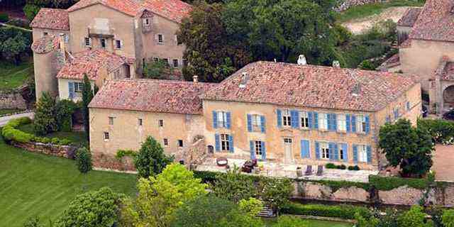 Eine Luftaufnahme, die am 31. Mai 2008 in Le Val im Südosten Frankreichs aufgenommen wurde, zeigt das Chateau Miraval, ein Weingut im Besitz von Unternehmen, die von den Ex-Freunden Brad Pitt und Angelina Jolie geleitet werden, bis Jolie ihren Anteil verkaufte, angeblich gegen Pitts Willen.