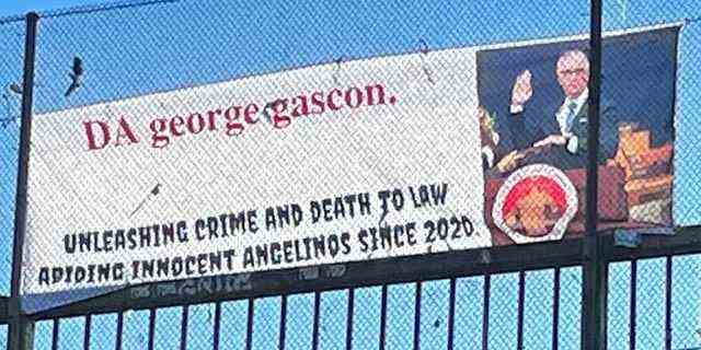 In Los Angeles sind Transparente aufgetaucht, die angeblich Gascón in die Luft jagen "entfesselt Verbrechen und Tod" auf die Bevölkerung.