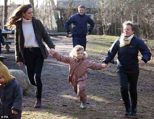 Kate (links) hat während ihres Besuchs in Dänemark gezeigt, wie erfolgreich sie mit Kindern umgeht, und zeigte sich gestern in ihrem Element, als sie zurück in die Natur ging, umgeben von entzückenden Jugendlichen