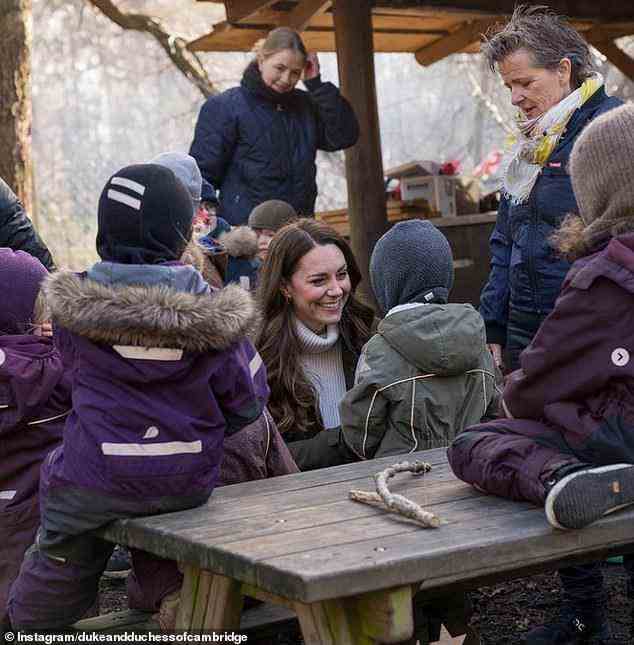 Die Herzogin sprach mit den Kindern über ihre Erfahrungen in der Waldschule, bevor sie an einer Reihe von Aktivitäten mit den Jugendlichen teilnahm