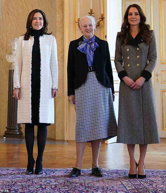 Zuvor hatte Kate am zweiten Tag ihres zweitägigen Besuchs in Dänemark mit dem Royal Foundation Centre for Early Childhood neben Königin Margrethe II. Und Kronprinzessin Mary im Palast posiert
