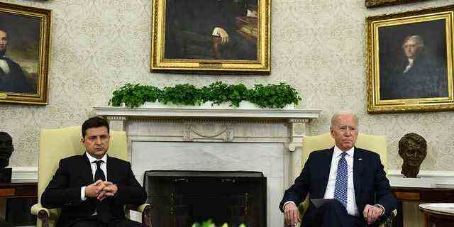 Der ukrainische Präsident Wolodymyr Selenskyj (links) trifft sich mit Präsident Biden am 1. September 2021 im Oval Office des Weißen Hauses in Washington, DC