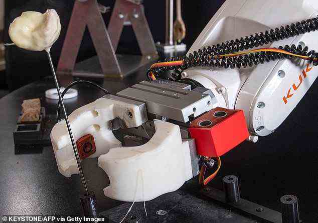 Der Roboter kann einen Metalldorn aufheben, ein Stück Brot durchstechen, damit über das Caquelon streichen und es in einen Halter legen, damit Fondue-Liebhaber es probieren können, bevor der klebrige Käse heruntertropft