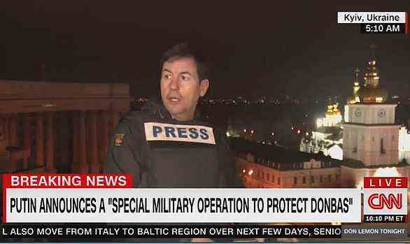 Ein CNN-Reporter in der ukrainischen Hauptstadt Kiew zieht eine Splitterschutzweste an, als er kurz nach 5.30 Uhr Explosionen hört