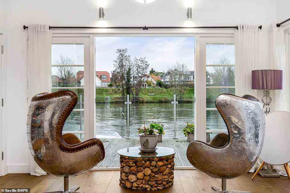 Das Haus hat einen atemberaubenden Blick auf den Fluss, zwei private Liegeplätze und einen riesigen Unterhaltungsbereich im Freien, einschließlich eines Whirlpools (abgebildet ist die Aussicht von der Lounge).
