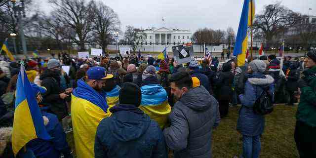 WASHINGTON, USA – 24. FEBRUAR: Ukrainer versammeln sich vor dem Weißen Haus in Washington, USA, um am 24. Februar 2022 gegen Russlands Angriff in der Ukraine zu protestieren. 