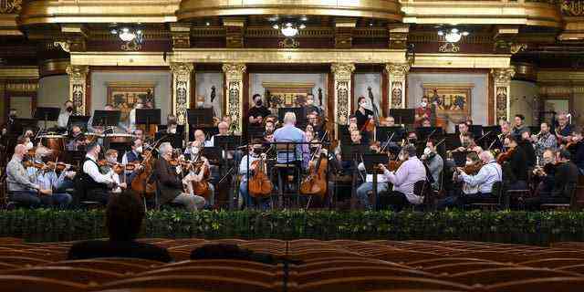 Musiker der Wiener Philharmoniker treten während einer Probe des Neujahrskonzerts 2022 im Goldenen Saal des Musikvereins in Wien, Österreich, am 29. Dezember 2021 auf.