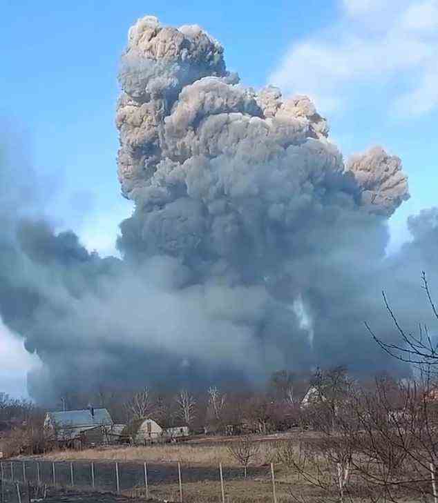 Auf dem Militärstützpunkt Vinnytsia in der Zentralukraine wird eine riesige Explosion beobachtet, als das Land von Russland mit allen Kräften angegriffen wird