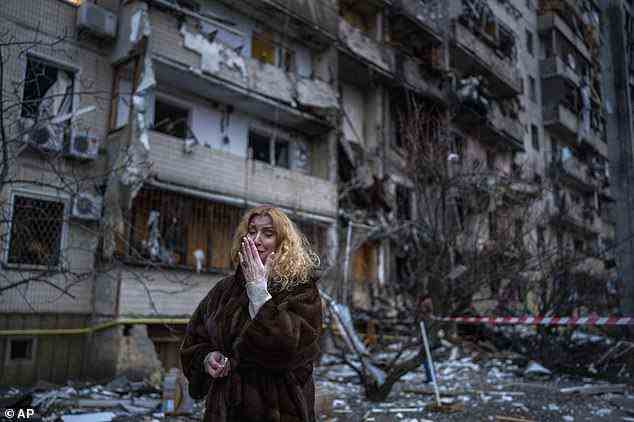 Natali Sevriukova, eine Bewohnerin von Kiew, wird weinend auf den Straßen von Kiew abgebildet, nachdem ein russischer Raketenangriff das Wohnhaus zerstört hat, in dem sie über Nacht lebt