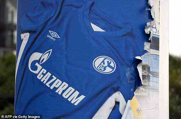 Der deutsche Klub Schalke hat bereits angekündigt, das Gazprom-Logo von seinen Trikots zu entfernen