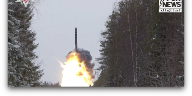 Russland startet am 19. Februar 2022 im Rahmen von Nuklearübungen eine Interkontinentalrakete. 