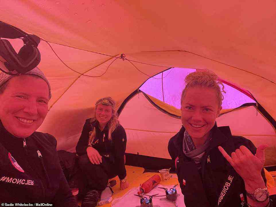 Sadie (ganz rechts) in ihrem Zelt während des Sturms mit Expeditionsleiterin MBE Felicity Aston (ganz links) und Teamkollegin Emma Ranger