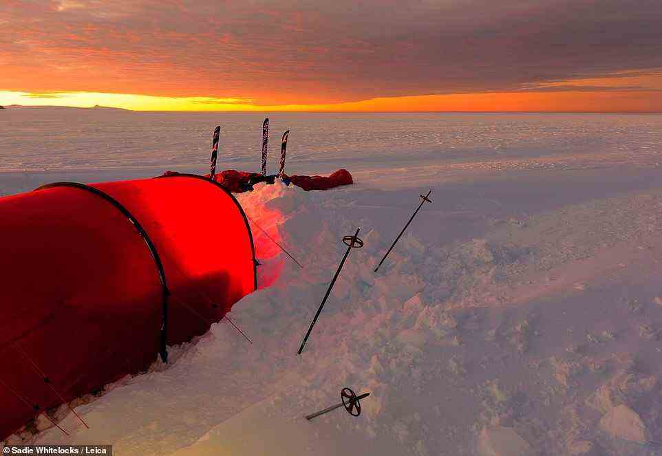 Ruhe vor dem Sturm: Eine Aufnahme der Expeditionszelte auf dem Gletscher kurz vor dem Sturm