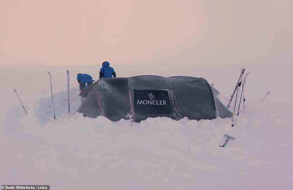 Das Team musste sich alle zwei Stunden auf den Weg machen, um überschüssigen Schnee aus den Zelten zu entfernen