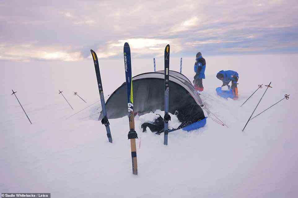 Die Zelte wurden mit Skiern und Skistöcken gesichert, was den Abbau im Schnee erleichtert
