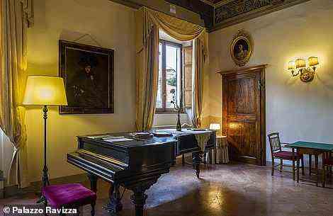 Ein Gemeinschaftsbereich im Palazzo Ravizza, wo die Schlafzimmer stilvoll und komfortabel sind und Doppelzimmer ab 93 £ kosten
