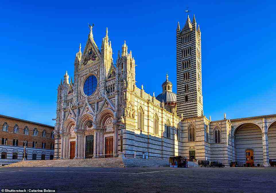 Erfreuen Sie sich bei einem Besuch der Kathedrale von Siena an einer atemberaubenden Mischung aus Streifen, Fresken und kunstvollen Schnitzereien, wie oben abgebildet