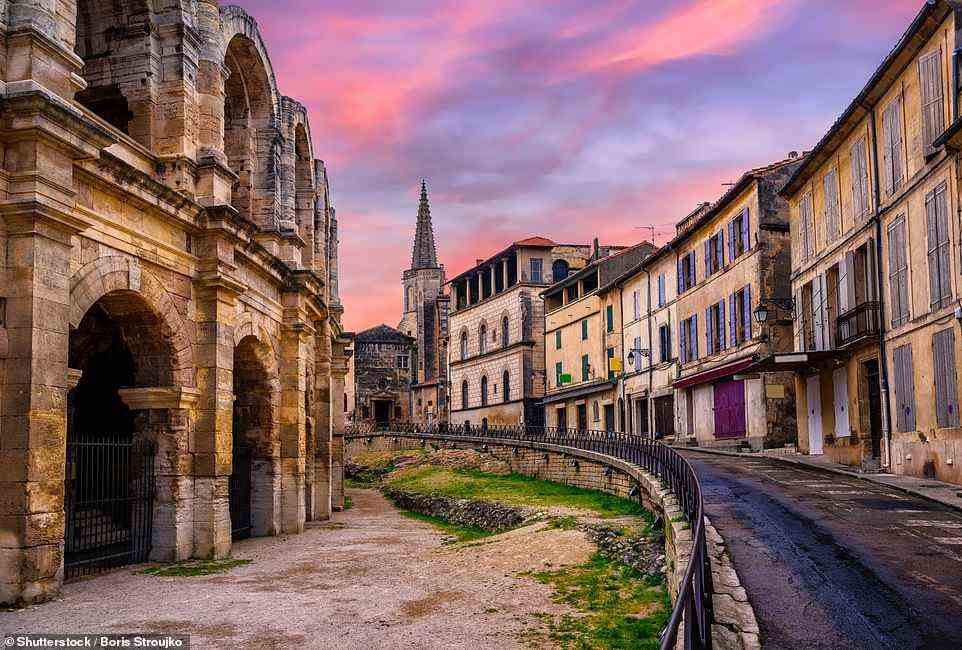 Lesleys Flusskreuzfahrt hält in Arles, wo sich der Fluss in die Große Rhone und die Kleine Rhone teilt.  Abgebildet ist die Altstadt der Stadt