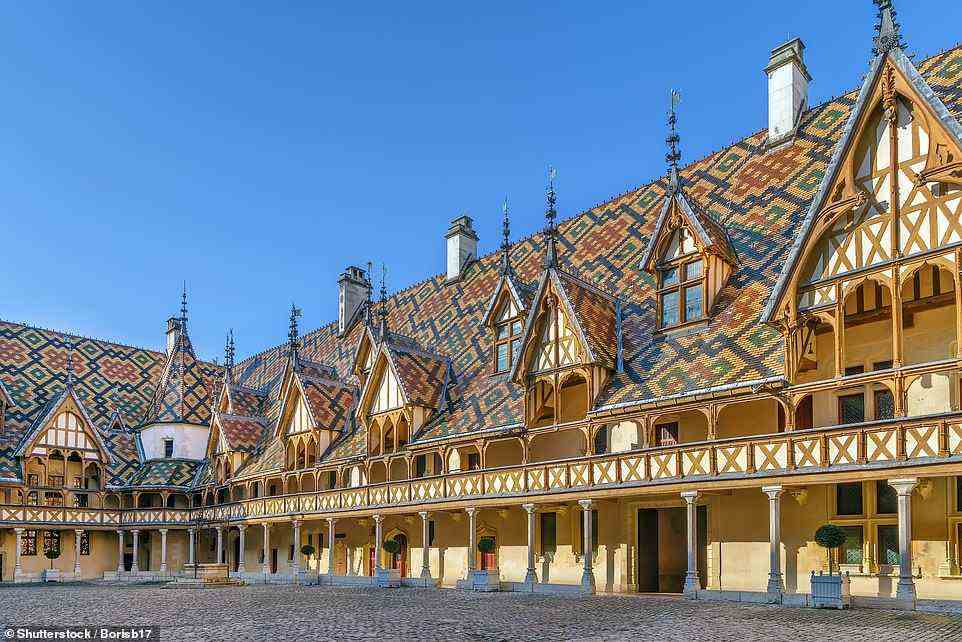 Laut Lesley ist das abgebildete Hotel-Dieu de Beaune „eines der schönsten Beispiele der burgundischen Architektur des 15. Jahrhunderts“.
