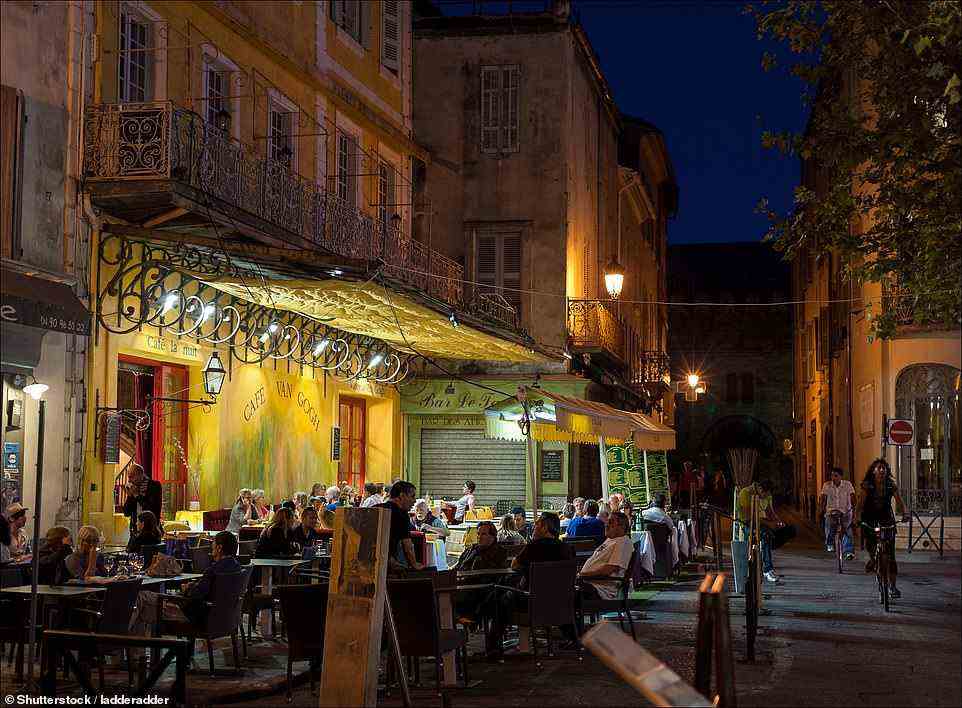 Lesley stößt auf den Tag mit einem Glas Côtes du Rhone in einem Straßencafé am Place du Forum an, im Bild, wo Van Gogh Sternennacht malte