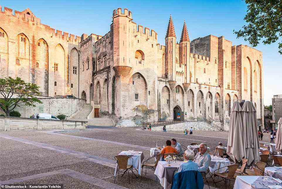In Avignon – der letzten Anlaufstelle der Tour – verbringen Lesley und ihre Gruppe einen Morgen damit, den Palast der Päpste zu erkunden (im Bild).