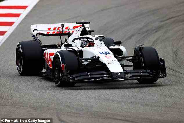 Das F1-Team Haas entfernte das Branding des russischen Sponsors Uralkali von seinem Auto und ließ es am letzten Tag der Barcelona-Tests am Freitag in einer rein weißen Lackierung fahren