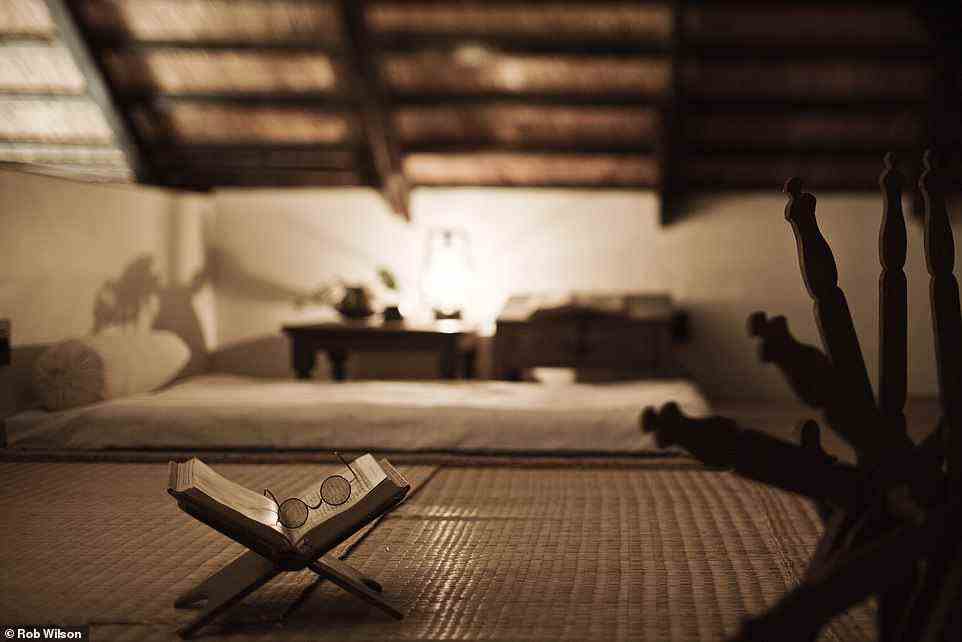 Gandhi schlief früher auf einer einfachen Matratze in einem Zwischengeschoss, das heute als Lesebereich (komplett mit einer Nachbildung von Gandhis berühmter Brille und einem Bücherständer) über dem Speisesaal des Boutique-Hotels dient