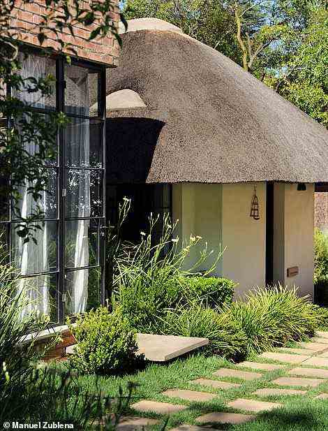 Das Haupt-Gästehaus – in Anlehnung an seine Architektur, die einem traditionellen afrikanischen Bauernhof ähnelt, Kraal genannt – hat drei Schlafzimmer, von denen zwei direkten Zugang zu einem Museum vor Ort haben und nach Gandhis Frau Kasturba und seinem Sohn Manilal benannt sind