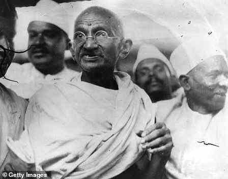 Gandhi wird oft zugeschrieben, Bürgerrechtler auf der ganzen Welt zu inspirieren, aber seine eigenen Ansichten über Rassen, während er in Südafrika lebte, sind beunruhigend, wenn man darauf zurückblickt