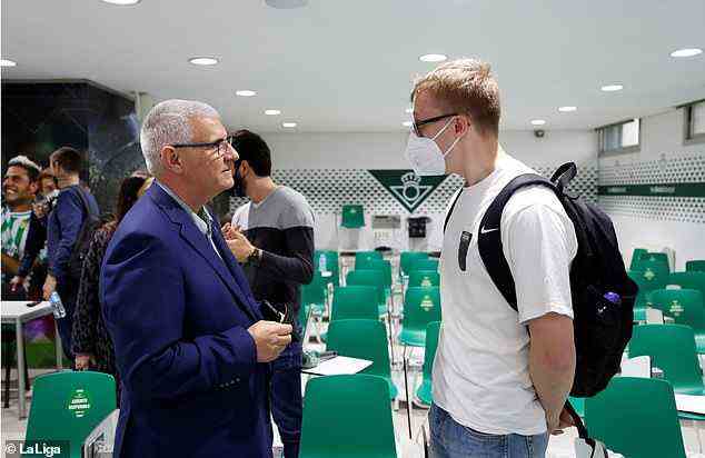 Antonio Corden (links), Sportdirektor von Real Betis, spricht mit Ollie Lewis von Sportsmail