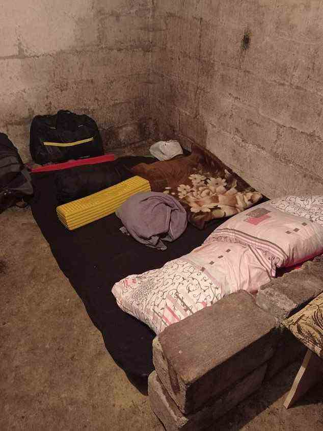 Die Menschen wurden gezwungen, in provisorischen Häusern in unterirdischen Bunkern in Charkiw zu leben, während die russische Invasion in der Ukraine weitergeht