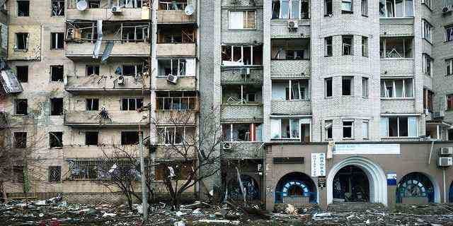 Ein Wohnhaus in Kiew, Ukraine, wird während laufender Militäroperationen am 25. Februar 2022 schwer beschädigt.
