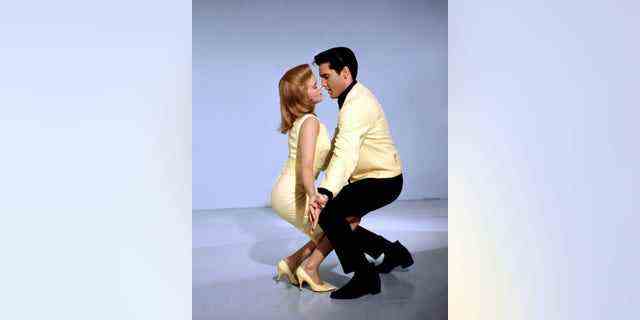 Ann-Margret als Rusty Martin und Elvis Presley als Lucky Jackson im Musicalfilm "Viva Las Vegas," 1964.
