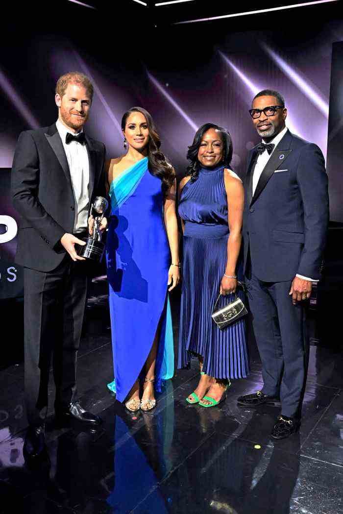 Prinz Harry und Meghan Markle nehmen bei den NAACP Image Awards 2022 den President's Award entgegen