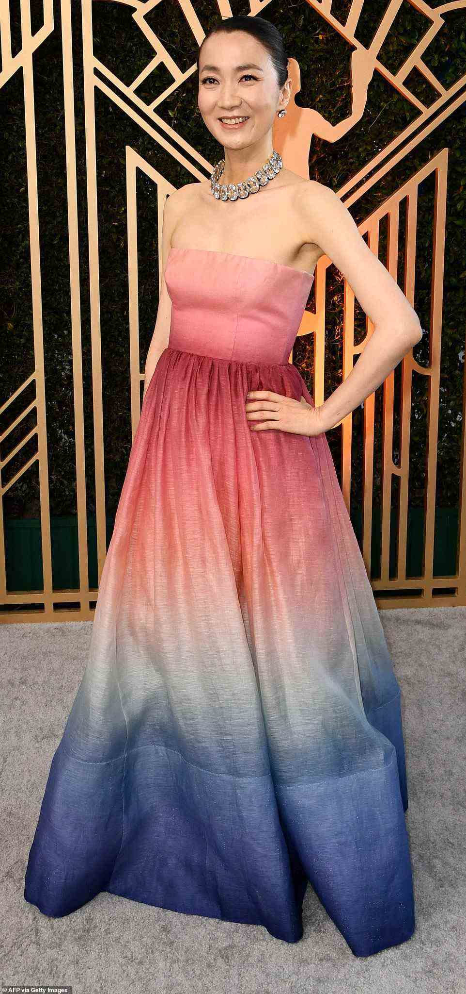 Die südkoreanische Schauspielerin Kim Joo-ryoung, die für ihre Rolle in den Squid Games bekannt ist, führte die Liste der am schlechtesten angezogenen in einem auffälligen Kleid in Rosa, Weiß und Blau an.  Ihre Farbwahl sorgte dafür, dass alle Blicke auf sie gerichtet waren