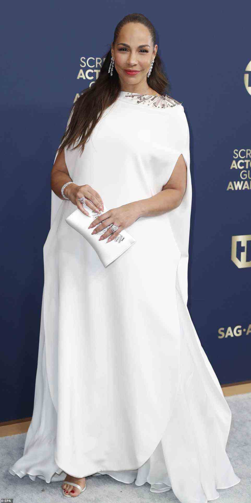 Die kanadische Schauspielerin Amanda Brugel wurde in einem weißen, übergroßen Kleid gesehen, das ziemlich ungünstig auf ihren Körper passte