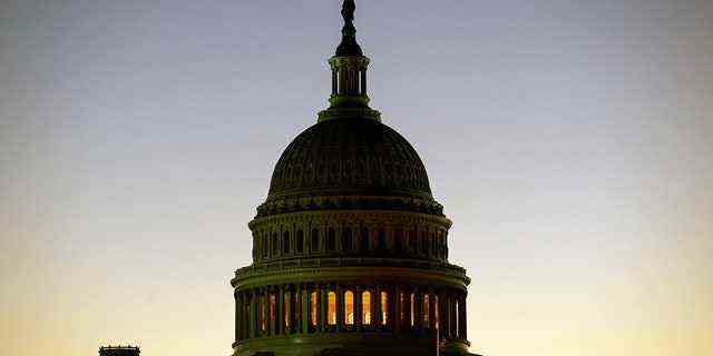 Die Kuppel des US Capitol Building ist am Dienstag, 18. Dezember 2018, vor Sonnenaufgang in Washington zu sehen. 