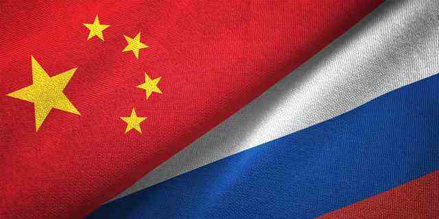 Gordon G. Chang ist der Ansicht, dass Präsident Bidens Mangel an signifikanten Maßnahmen gegen Russland Chinas Bemühungen helfen wird "die Vereinigten Staaten an den Rand drängen" während Peking die ineffektive Reaktion der Regierung auf die Invasion der Ukraine genau überwacht.  