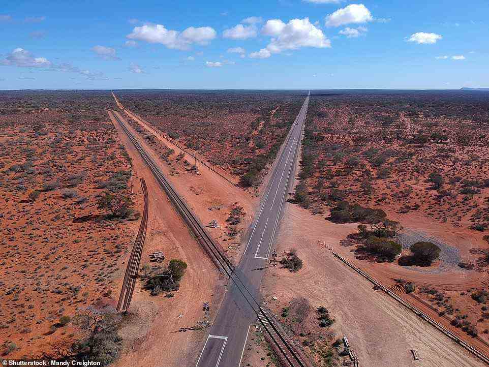 Die Strecke, die hier den Stuart Highway in Südaustralien überquert, ist „eine der großartigsten Bahnreisen der Welt“.