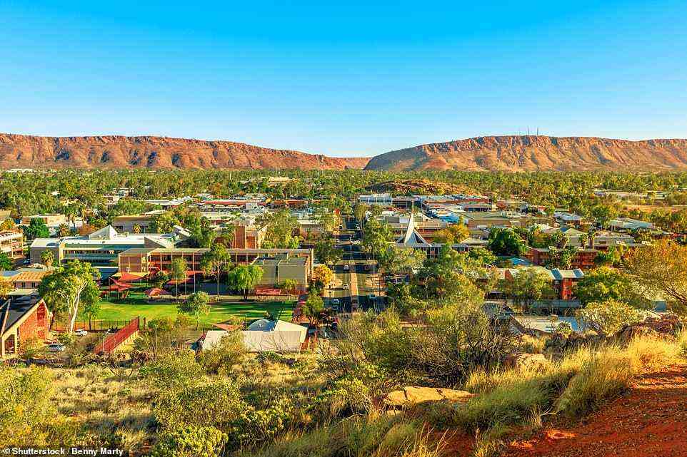 Der Ghan, der zweimal pro Woche hin und her fährt, kommt für einen vierstündigen Zwischenstopp in Alice Springs zum Stehen (im Bild).