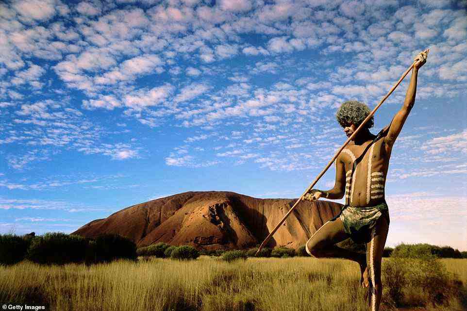 Geschichtsschreiber: Ein Aborigine-Jäger am Uluru.  Passagiere können ein optionales Upgrade erhalten, um die berühmte Felsformation zu besuchen