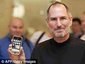Der damalige Chief Executive Officer von Apple, Steve Jobs, mit dem iPhone
