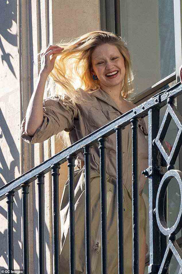 Beeindruckend!  Das 26-jährige Supermodel begeisterte die Zuschauer, als es auf einem Balkon in der französischen Hauptstadt herumtollte