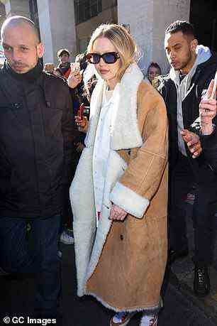 Details: Gigi stylte den Look mit einer Schildpatt-Sonnenbrille und einem großen weißen Hemd/Jacke