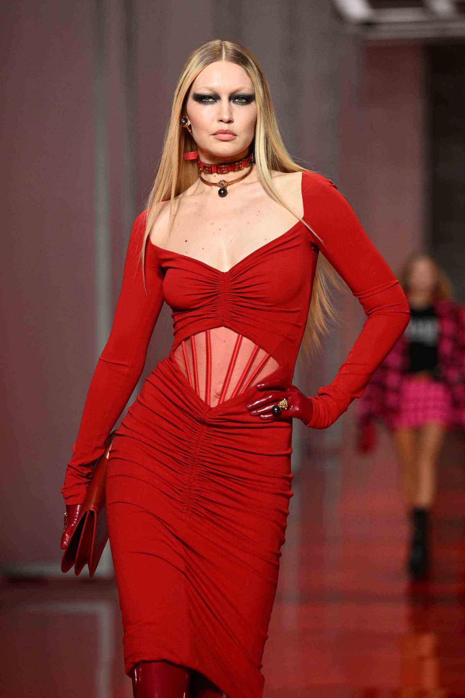 Gigi Hadid trug gebleichte Augenbrauen auf dem Laufsteg von Versace bei der Mailänder Modewoche